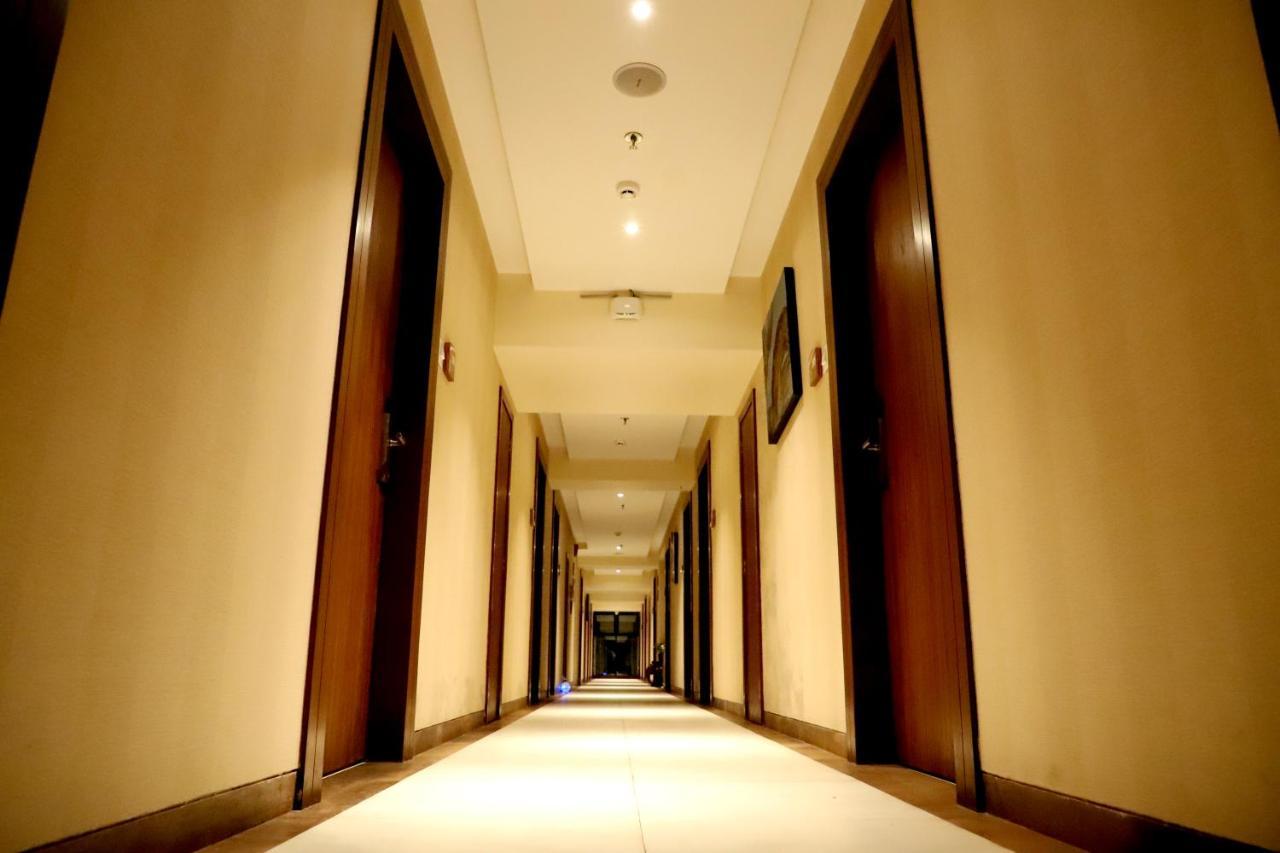 Hotel Reyansh Grand Boisar Exteriör bild
