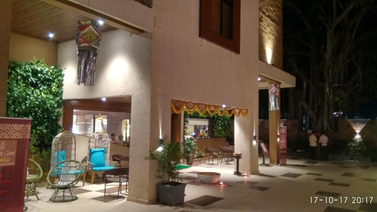 Hotel Reyansh Grand Boisar Exteriör bild