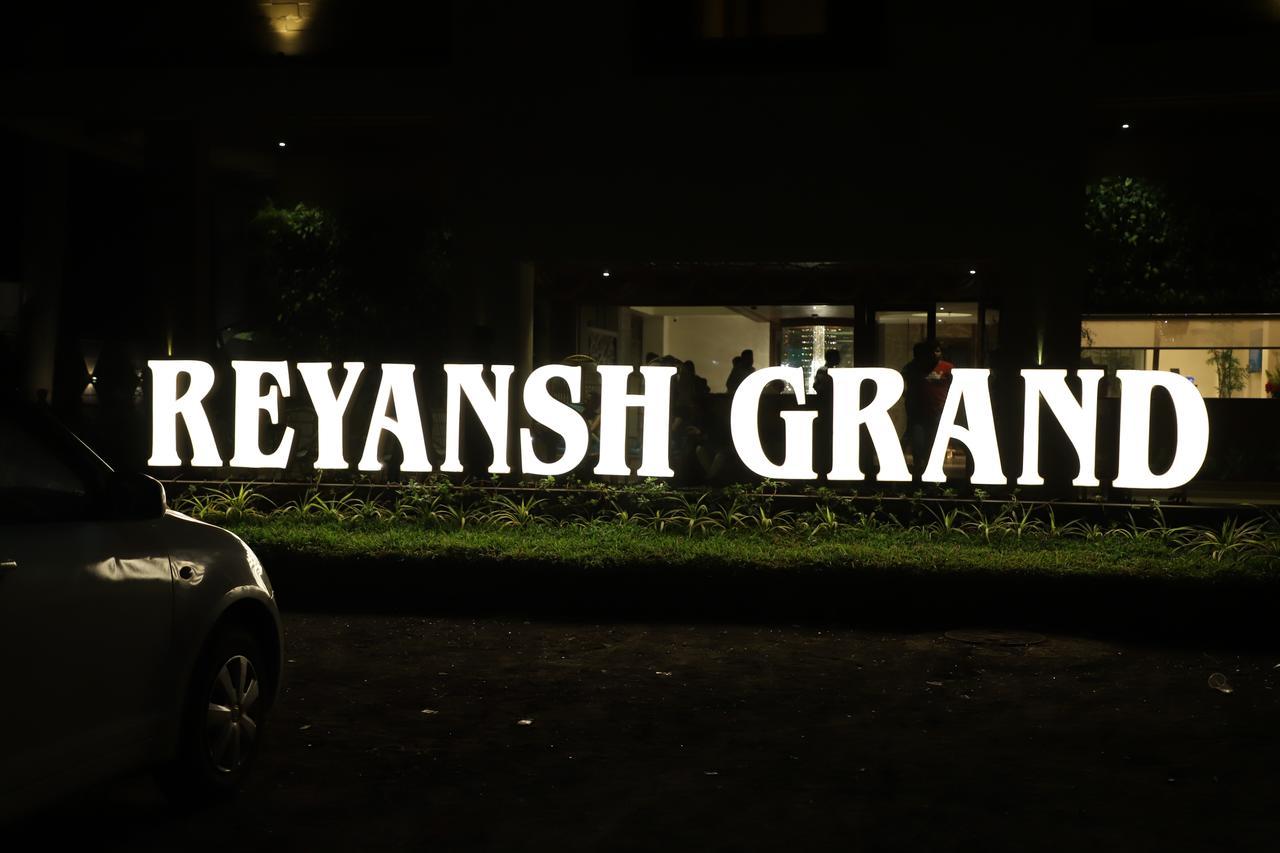 Hotel Reyansh Grand Boisar Exteriör bild